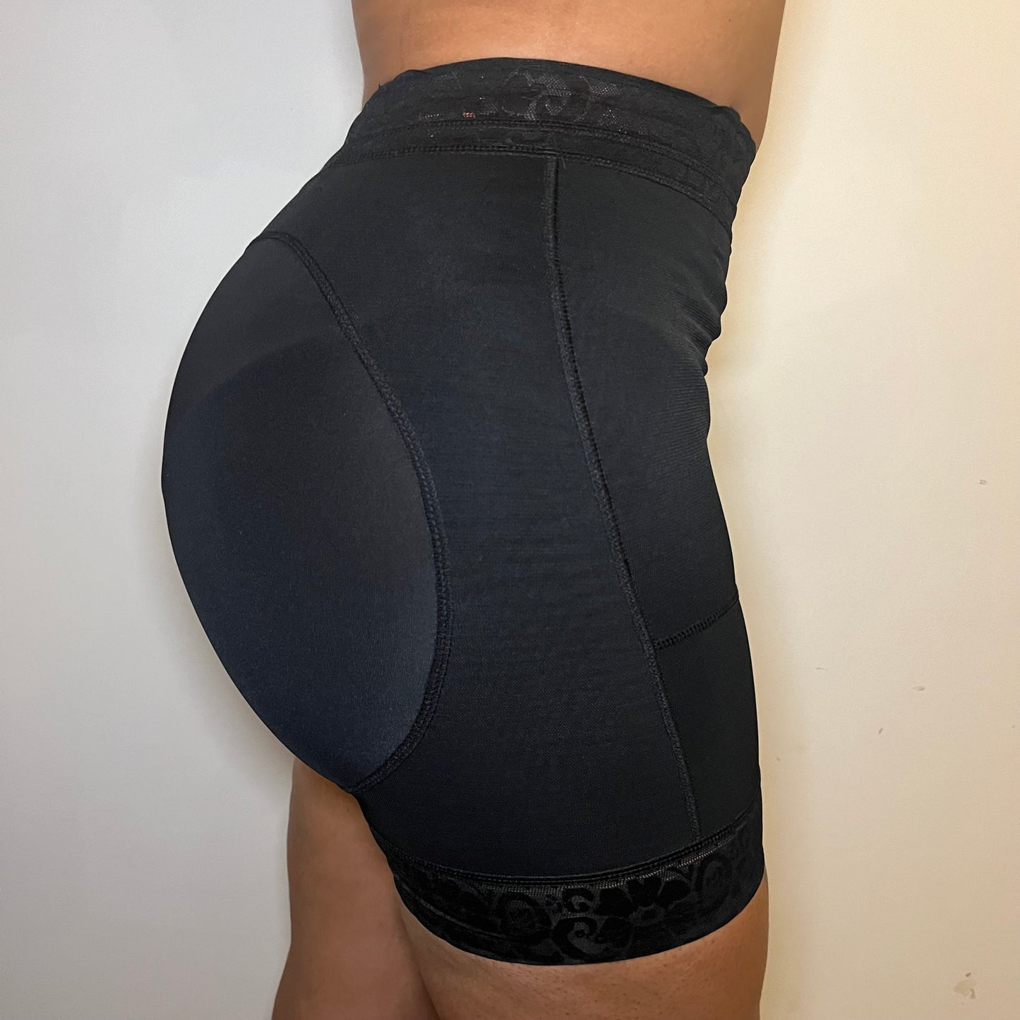 Short taille basse remonte fesse